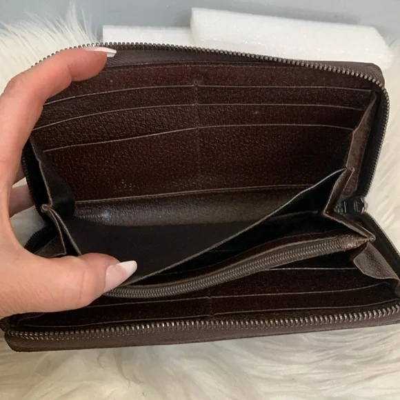 Authentic brown Gucci zippy wallet - Picture 12 of 17
